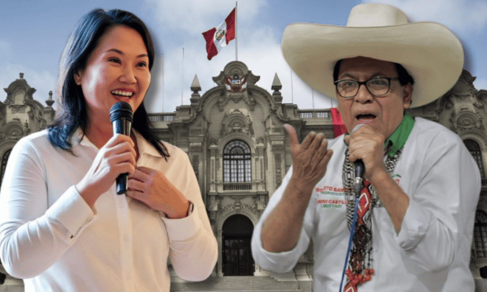 segunda vuelta — Una mujer sonriente y un hombre con un gran sombrero mexicano sostienen micrófonos frente a un edificio antiguo bajo un cielo azul. Foto de: Exitosa Noticias
