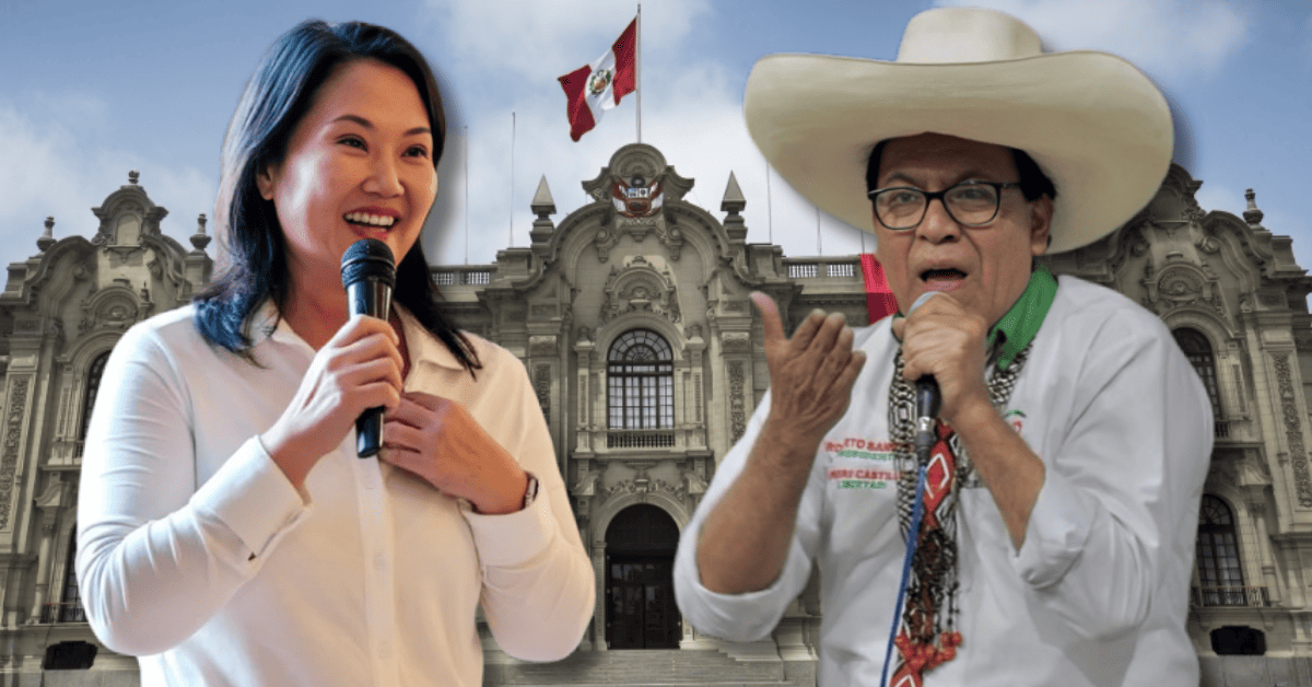 segunda vuelta — Una mujer sonriente y un hombre con un gran sombrero mexicano sostienen micrófonos frente a un edificio antiguo bajo un cielo azul. Foto de: Exitosa Noticias