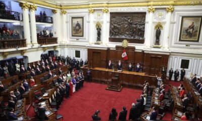 entrega credenciales — Representantes del Congreso de la República participan en una sesión oficial en el recinto parlamentario. Foto de: La República