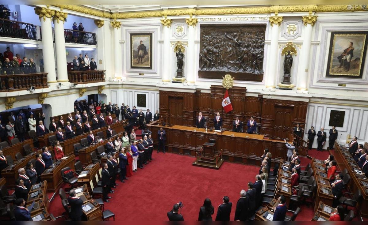 entrega credenciales — Representantes del Congreso de la República participan en una sesión oficial en el recinto parlamentario. Foto de: La República