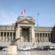 decisiones jurisdiccionales — Vista exterior del edificio del Parlamento de Canadá con la bandera nacional y vehículos estacionados frente a una estatua. Foto de: La República