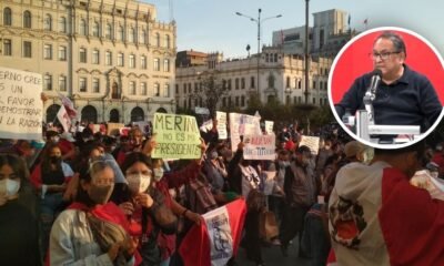 reacción ciudadana — Manifestantes en Chile portan pancartas contra el gobierno mientras se debate la posibilidad de que la ciudadanía pueda remover al próximo presidente. Foto de: Exitosa Noticias