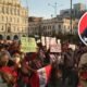 reacción ciudadana — Manifestantes en Chile portan pancartas contra el gobierno mientras se debate la posibilidad de que la ciudadanía pueda remover al próximo presidente. Foto de: Exitosa Noticias