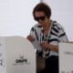 Juntos Perú recaudar — Una ciudadana peruana emite su voto en una cabina oficial durante las elecciones presidenciales. Foto de: Alessandro Cinque/REUTERS