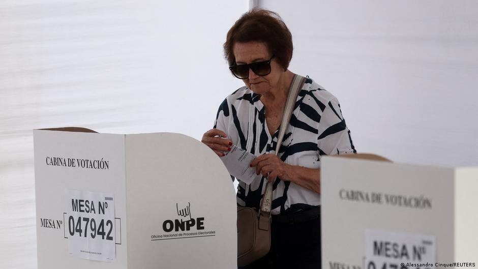 Juntos Perú recaudar — Una ciudadana peruana emite su voto en una cabina oficial durante las elecciones presidenciales. Foto de: Alessandro Cinque/REUTERS