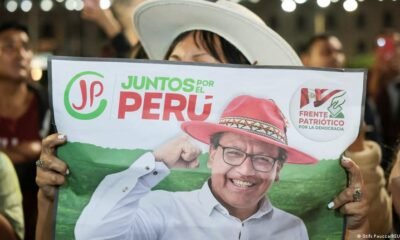 impugnar mesas — Una simpatizante sostiene un cartel del partido Juntos por el Perú, vinculado a la campaña para anular las mesas de Fujimori. Foto de: Stéf Paucca/REUTERS