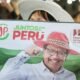 impugnar mesas — Una simpatizante sostiene un cartel del partido Juntos por el Perú, vinculado a la campaña para anular las mesas de Fujimori. Foto de: Stéf Paucca/REUTERS