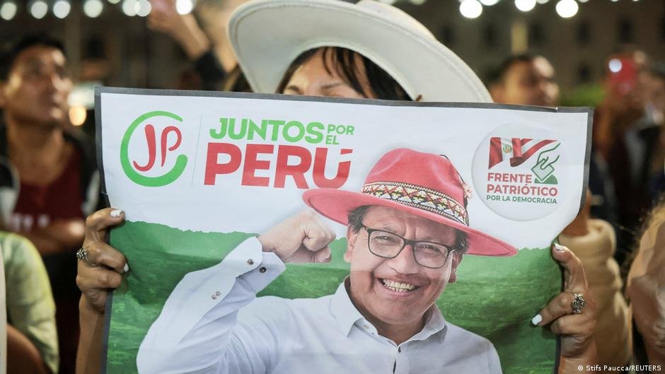 impugnar mesas — Una simpatizante sostiene un cartel del partido Juntos por el Perú, vinculado a la campaña para anular las mesas de Fujimori. Foto de: Stéf Paucca/REUTERS