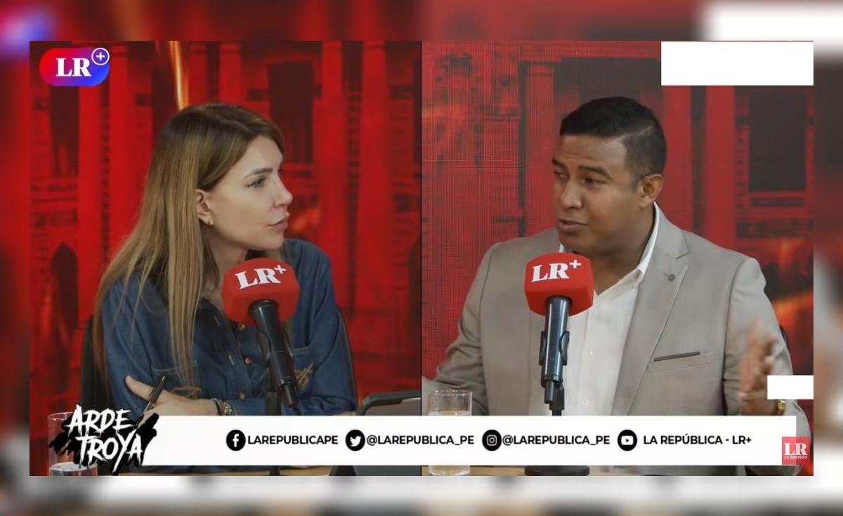voto exterior — Una mujer y un hombre participan en el programa de debate 'Arde Troya' por el medio La República. Foto de: La República