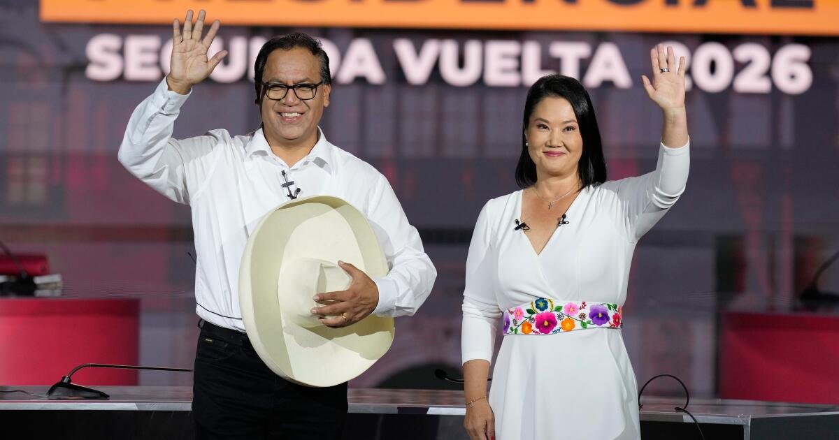 Keiko Fujimori aventaja — La candidata presidencial Keiko Fujimori aparece en una imagen que acompaña la noticia sobre el escrutinio del balotaje en Perú. Foto de: Guadalupe Pardo / Ap Photo/guadalupe Pardo