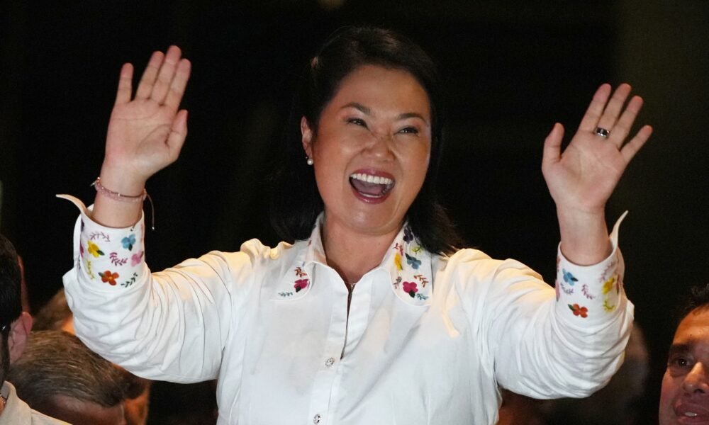 balotaje presidencial — La candidata presidencial Keiko Fujimori saluda a las cámaras tras el cierre de las urnas en Lima. Foto de: Guadalupe Pardo/AP
