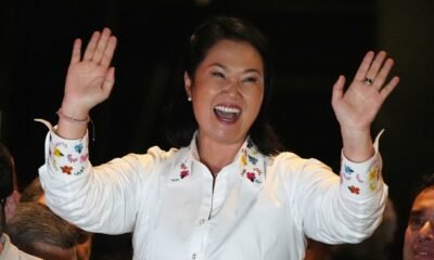 balotaje presidencial — La candidata presidencial Keiko Fujimori saluda a las cámaras tras el cierre de las urnas en Lima. Foto de: Guadalupe Pardo/AP