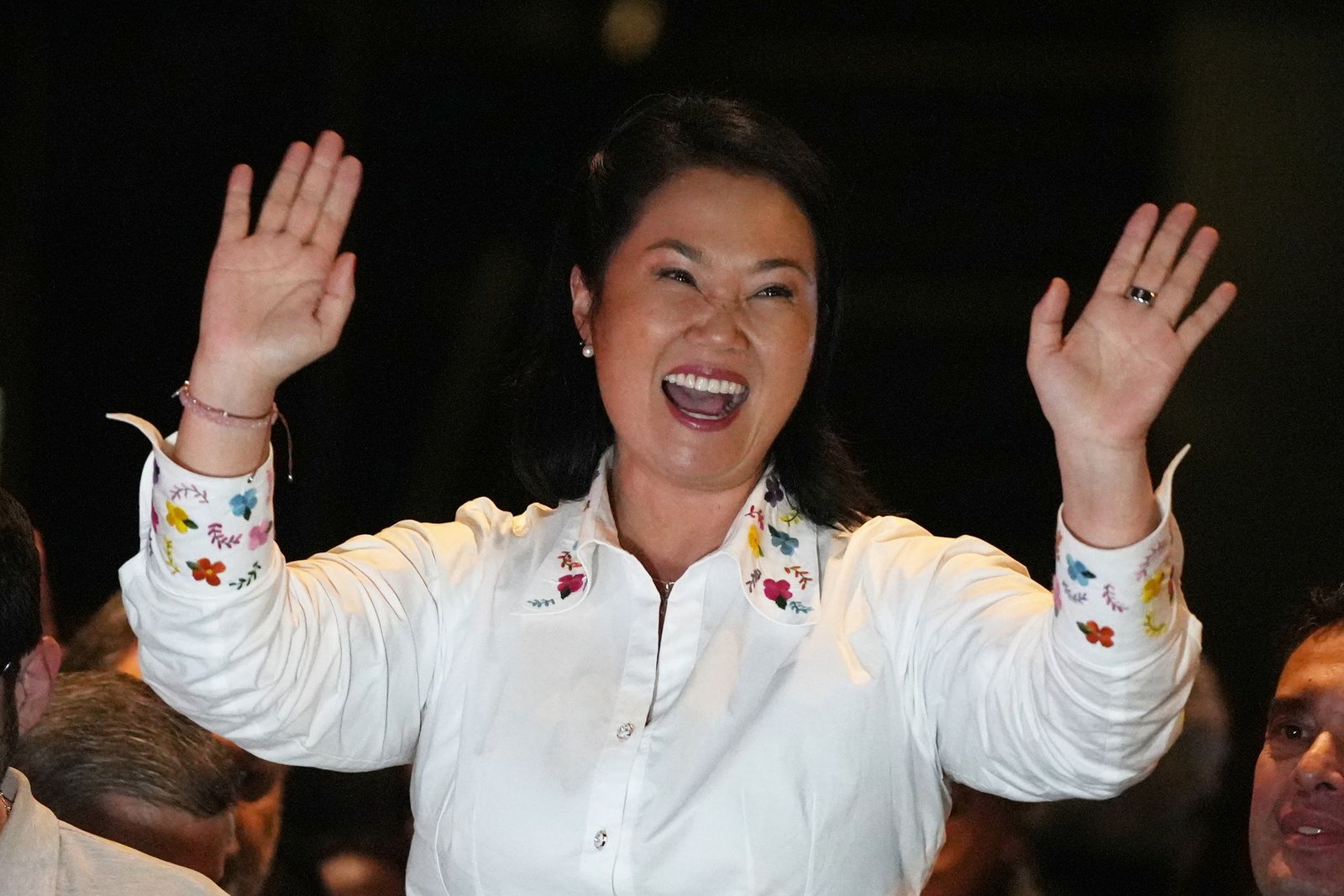 balotaje presidencial — La candidata presidencial Keiko Fujimori saluda a las cámaras tras el cierre de las urnas en Lima. Foto de: Guadalupe Pardo/AP