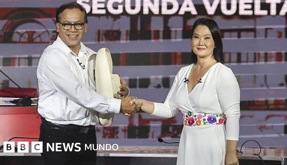 Durante un debate presidencial en Perú, los candidatos Roberto Sánchez y Keiko Fujimori compiten por el voto popular. Foto de: Getty Images