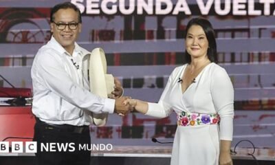 Durante un debate presidencial en Perú, los candidatos Roberto Sánchez y Keiko Fujimori compiten por el voto popular. Foto de: Getty Images