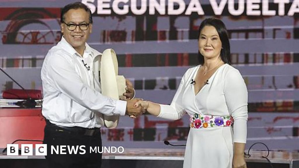 Durante un debate presidencial en Perú, los candidatos Roberto Sánchez y Keiko Fujimori compiten por el voto popular. Foto de: Getty Images