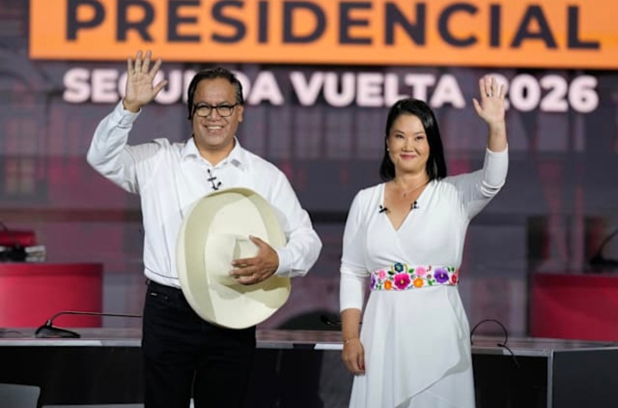 Keiko Fujimori — Candidatos a la presidencia de Perú saludan al público durante un evento sobre las elecciones de 2026. Foto de: news.google.com