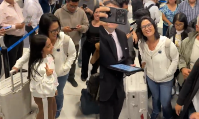 regreso Keiko Fujimori Perú — Una mujer y una niña en un aeropuerto son identificadas como Keiko Fujimori y su hija durante su regreso al Perú. Foto de: Perú21