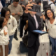 regreso Keiko Fujimori Perú — Una mujer y una niña en un aeropuerto son identificadas como Keiko Fujimori y su hija durante su regreso al Perú. Foto de: Perú21