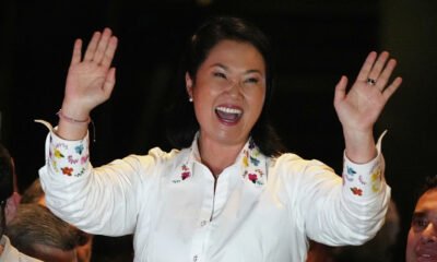 La candidata presidencial Keiko Fujimori saluda a las multitudes tras el cierre de las urnas en Lima. Foto de: Guadalupe Pardo
