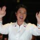 La candidata presidencial Keiko Fujimori saluda a las multitudes tras el cierre de las urnas en Lima. Foto de: Guadalupe Pardo