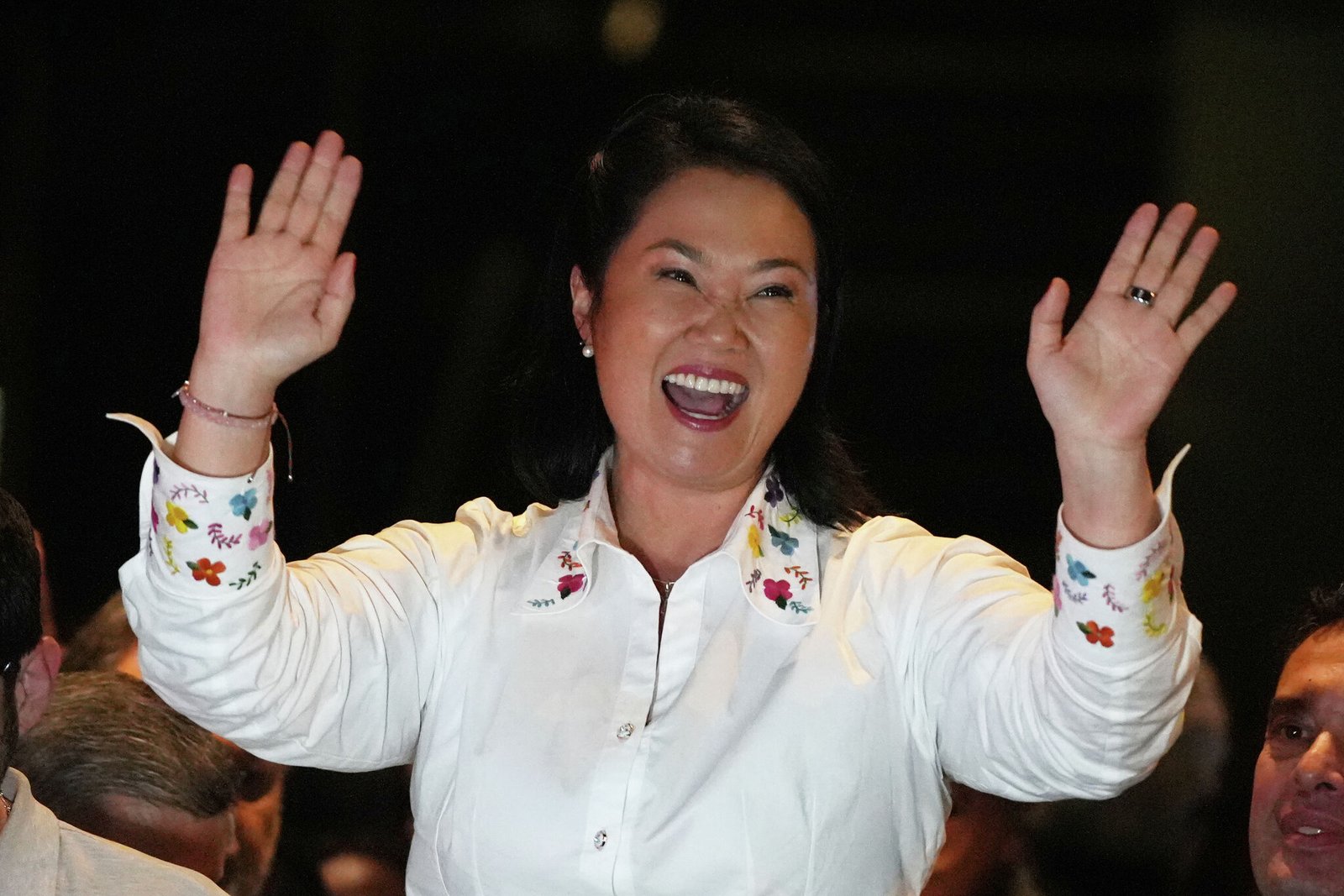 La candidata presidencial Keiko Fujimori saluda a las multitudes tras el cierre de las urnas en Lima. Foto de: Guadalupe Pardo