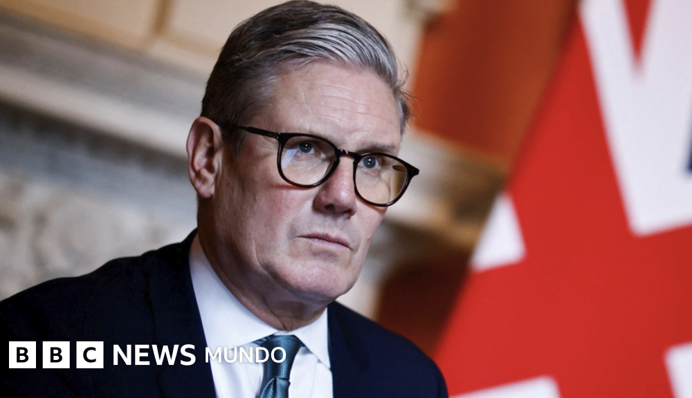 El primer ministro del Reino Unido, Keir Starmer, tras anunciar su dimisión como líder del Partido Laborista. Foto de: Reuters