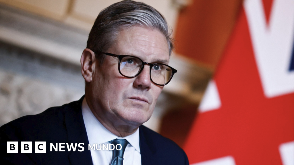 El primer ministro del Reino Unido, Keir Starmer, tras anunciar su dimisión como líder del Partido Laborista. Foto de: Reuters