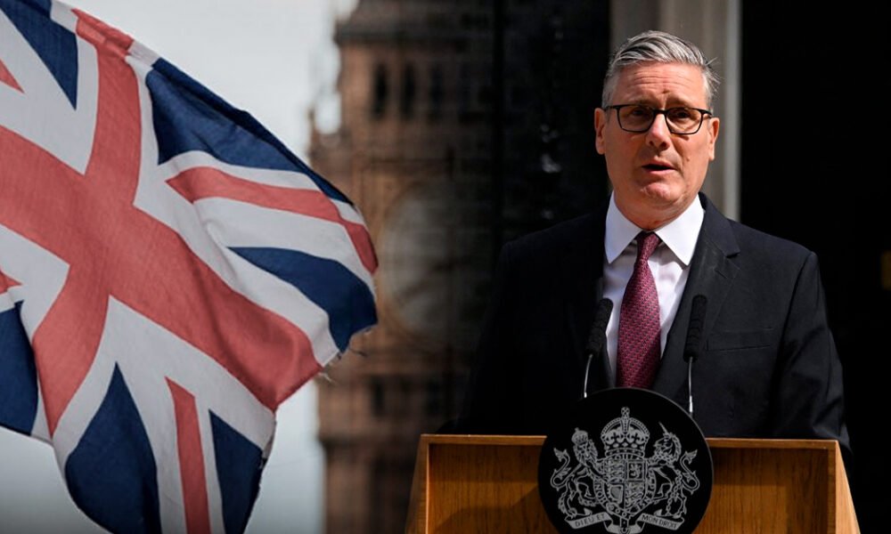 Partido Laborista — El primer ministro británico Keir Starmer habla ante una multitud mientras la bandera del Reino Unido ondea en el fondo. Foto de: Exitosa Noticias
