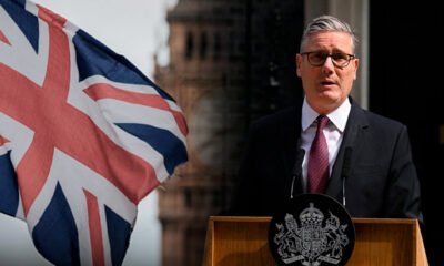 Partido Laborista — El primer ministro británico Keir Starmer habla ante una multitud mientras la bandera del Reino Unido ondea en el fondo. Foto de: Exitosa Noticias