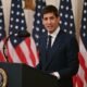 Kevin Warsh pronuncia un discurso ante la prensa en el Departamento del Tesoro de los Estados Unidos. Foto de: news.google.com