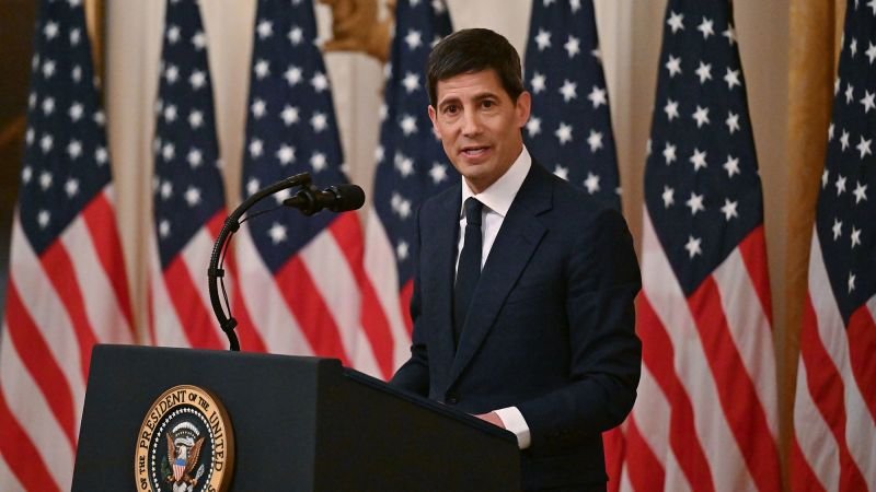 Kevin Warsh pronuncia un discurso ante la prensa en el Departamento del Tesoro de los Estados Unidos. Foto de: news.google.com