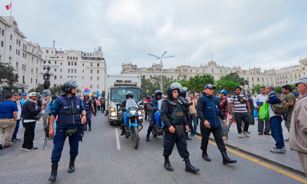 patrimonio cultural — Agentes de tránsito y policías patrullan el Centro Histórico de Lima para controlar el flujo vehicular ante posibles movilizaciones. Foto de: Exitosa Noticias