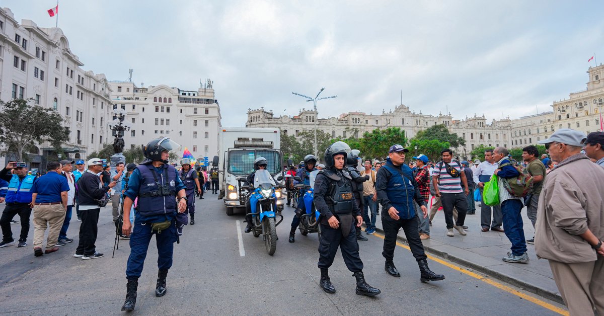 patrimonio cultural — Agentes de tránsito y policías patrullan el Centro Histórico de Lima para controlar el flujo vehicular ante posibles movilizaciones. Foto de: Exitosa Noticias