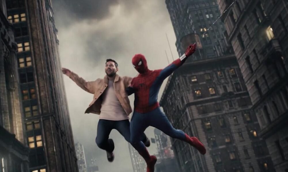 Lionel Messi aparece junto a Spiderman en una imagen promocional tras anunciar su colaboración con Sony Pictures. Foto de: Marca