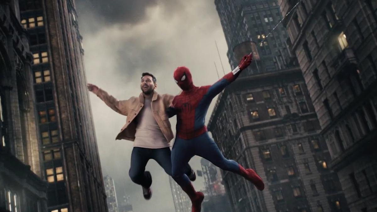 Lionel Messi aparece junto a Spiderman en una imagen promocional tras anunciar su colaboración con Sony Pictures. Foto de: Marca