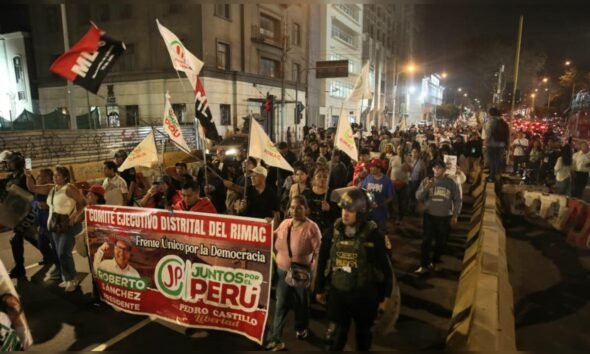 Simpatizantes Juntos Perú — Imagen de la cobertura sobre Simpatizantes de Juntos por el Perú marchan en el Centro de Lima pidiendo la "de. Foto de: La República
