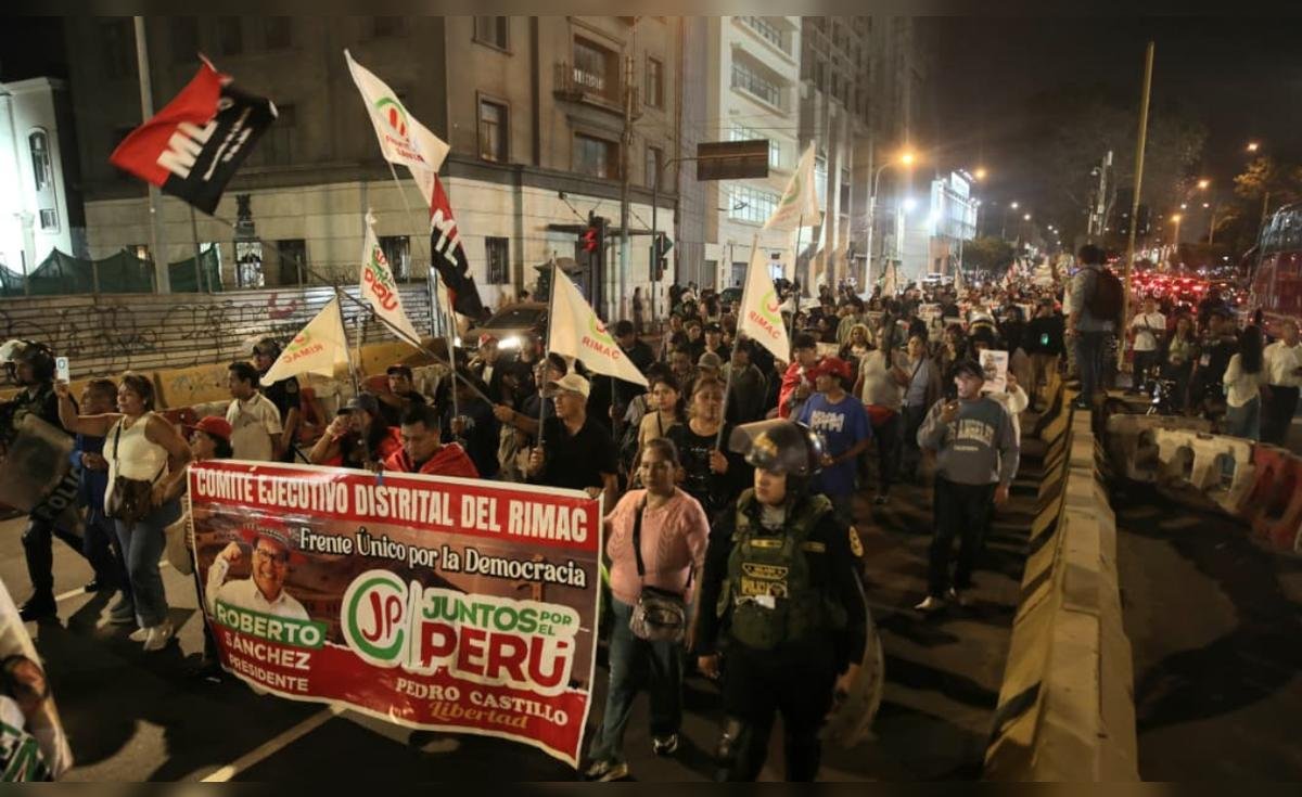 Simpatizantes Juntos Perú — Imagen de la cobertura sobre Simpatizantes de Juntos por el Perú marchan en el Centro de Lima pidiendo la "de. Foto de: La República