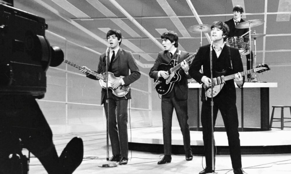 Los integrantes de The Beatles durante una presentación en vivo que evoca sus icónicas actuaciones televisivas de mediados de los años 60. Foto de: Daily Mirror/Daily Mirror/Mirrorpix via Getty Images