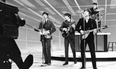 Los integrantes de The Beatles durante una presentación en vivo que evoca sus icónicas actuaciones televisivas de mediados de los años 60. Foto de: Daily Mirror/Daily Mirror/Mirrorpix via Getty Images
