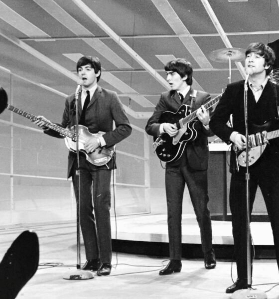 Los integrantes de The Beatles durante una presentación en vivo que evoca sus icónicas actuaciones televisivas de mediados de los años 60. Foto de: Daily Mirror/Daily Mirror/Mirrorpix via Getty Images