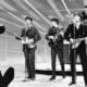 Los integrantes de The Beatles durante una presentación en vivo que evoca sus icónicas actuaciones televisivas de mediados de los años 60. Foto de: Daily Mirror/Daily Mirror/Mirrorpix via Getty Images