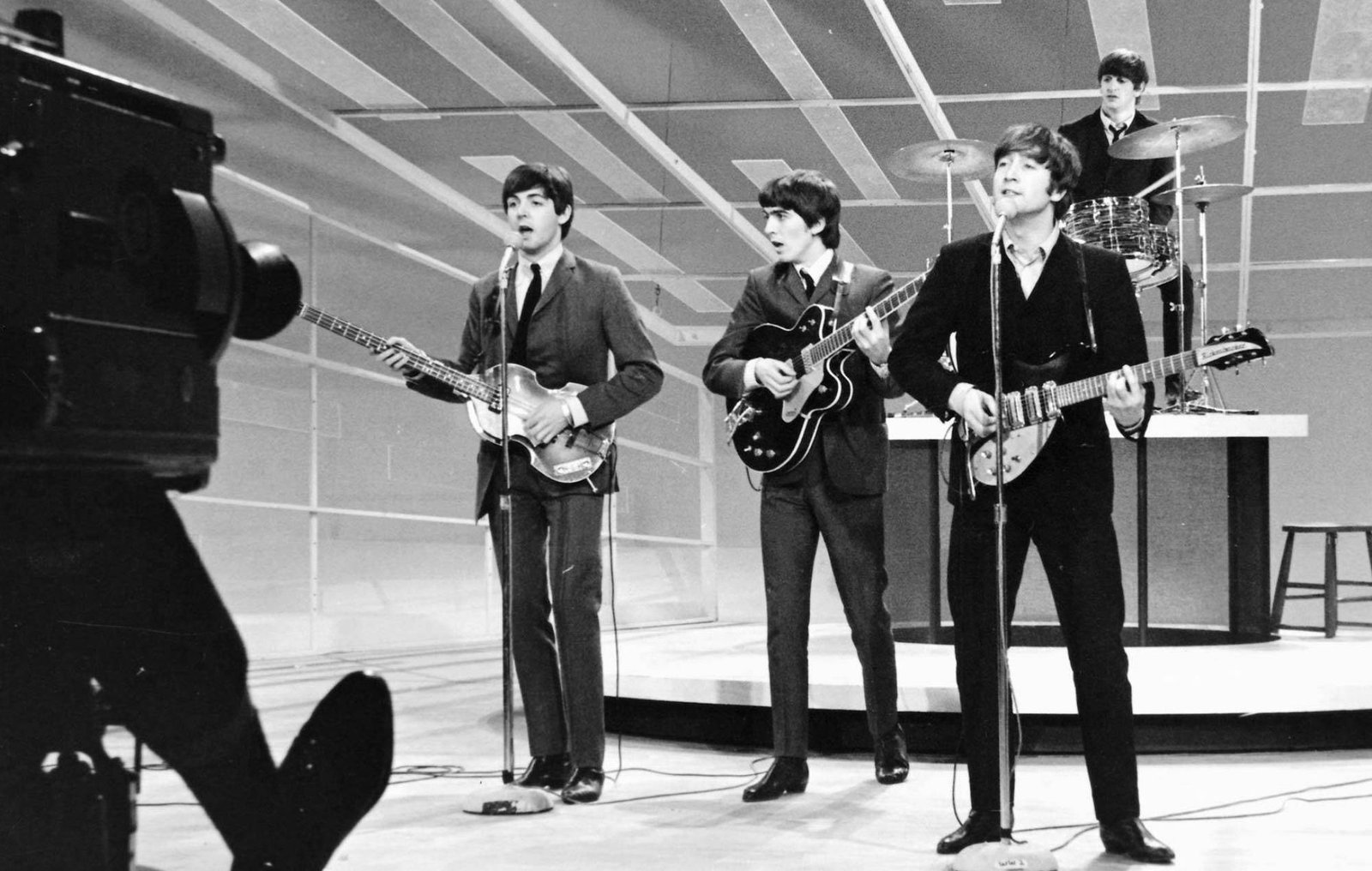 Los integrantes de The Beatles durante una presentación en vivo que evoca sus icónicas actuaciones televisivas de mediados de los años 60. Foto de: Daily Mirror/Daily Mirror/Mirrorpix via Getty Images