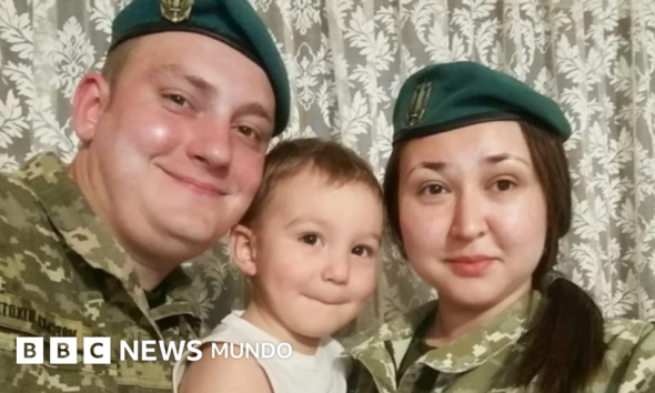 Harry Potter — El soldado ucraniano Oleksandr Ivanov posa con su esposa y su hijo en una fotografía familiar. Foto de: Oleksandr Ivanov's Instagram
