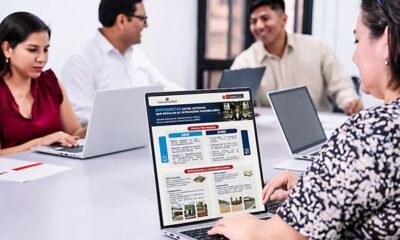 bienes inmuebles — Tres personas trabajan frente a computadoras portátiles en una mesa larga, analizando información en pantallas durante una reunión. Foto de: El Peruano
