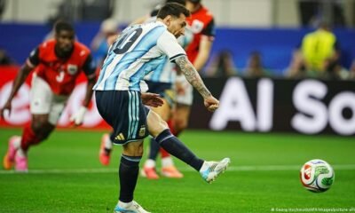 Messi goles históricos — Lionel Messi controla el balón durante el partido de Argentina contra Austria en la Copa del Mundo. Foto de: Georg Hochmuth/AP