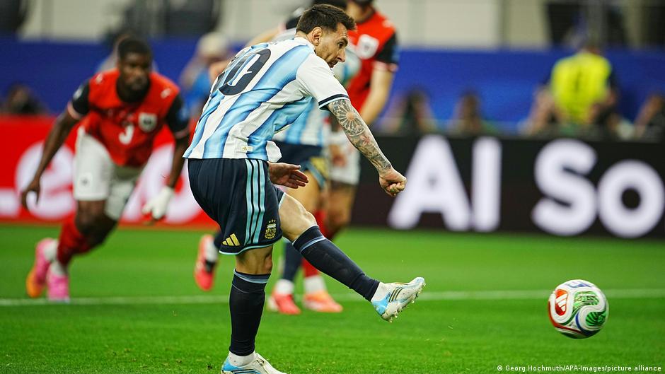 Messi goles históricos — Lionel Messi controla el balón durante el partido de Argentina contra Austria en la Copa del Mundo. Foto de: Georg Hochmuth/AP