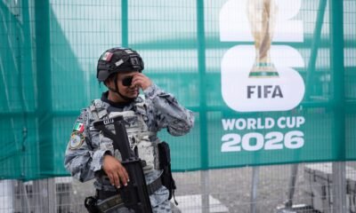 Copa del Mundo — Un oficial de la Guardia Nacional vigila el exterior de un estadio en Guadalajara, preparándose para los partidos de la Copa Mundial. Foto de: Matias Delacroix/AP Photo