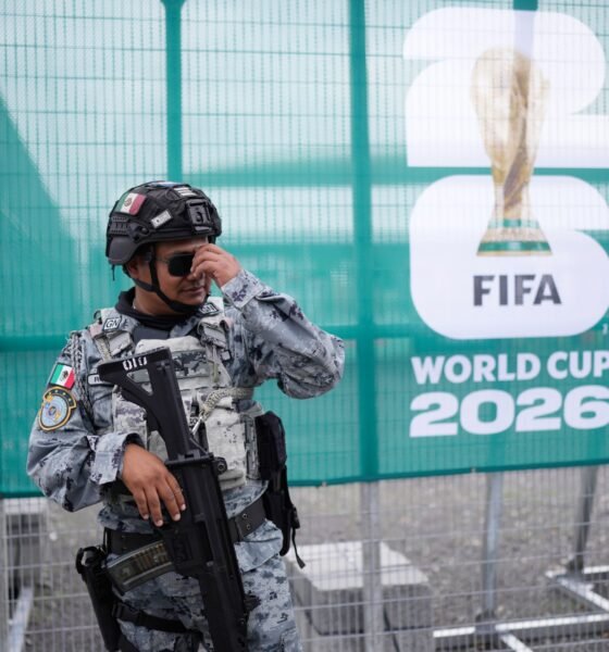 Copa del Mundo — Un oficial de la Guardia Nacional vigila el exterior de un estadio en Guadalajara, preparándose para los partidos de la Copa Mundial. Foto de: Matias Delacroix/AP Photo