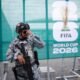 Copa del Mundo — Un oficial de la Guardia Nacional vigila el exterior de un estadio en Guadalajara, preparándose para los partidos de la Copa Mundial. Foto de: Matias Delacroix/AP Photo